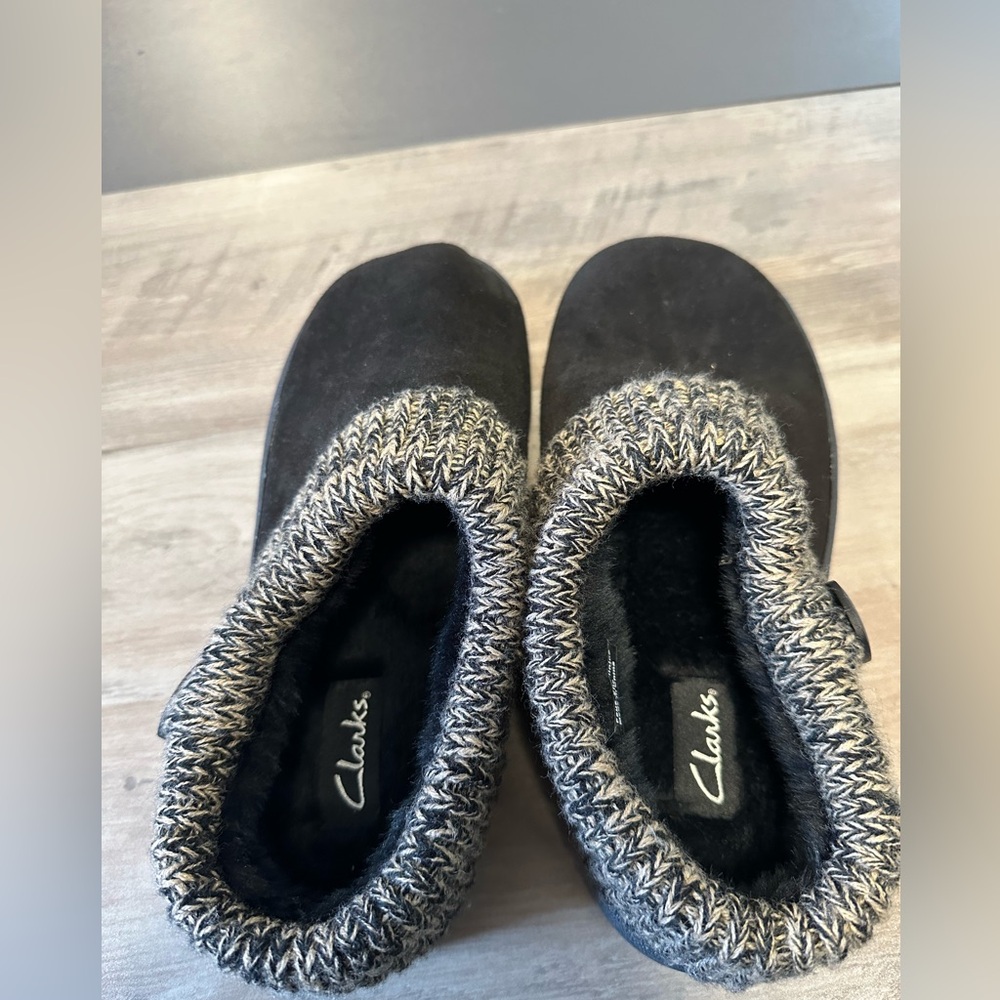Clark’s Fuzzy Slippers Size 9